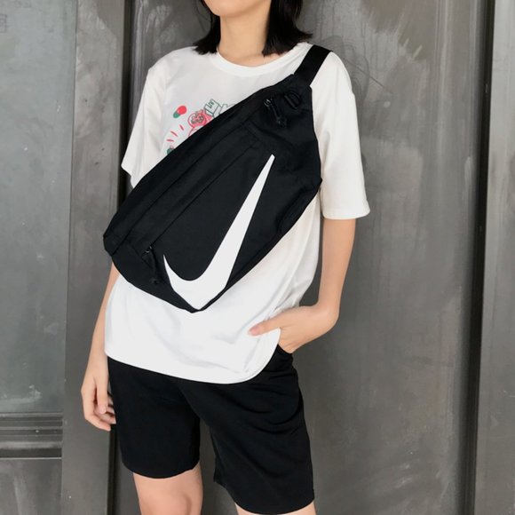 nike sportswear tech hip pack